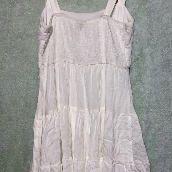 Cute  white dress - Picture 3 of 3